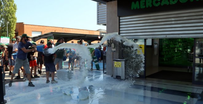 Més de 150 ramaders exigeixen un preu just de la llet en una protesta a les portes del Mercadona de Vic