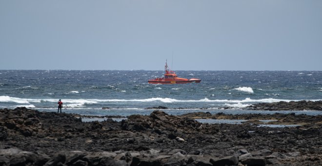 Salvamento marítimo recupera varios cadáveres de una patera que naufragó cerca de Lanzarote