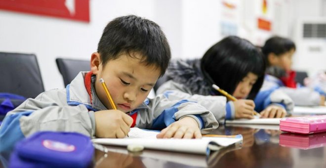 China prohíbe los exámenes escolares a niños de 6 y 7 años para aliviar la presión educativa