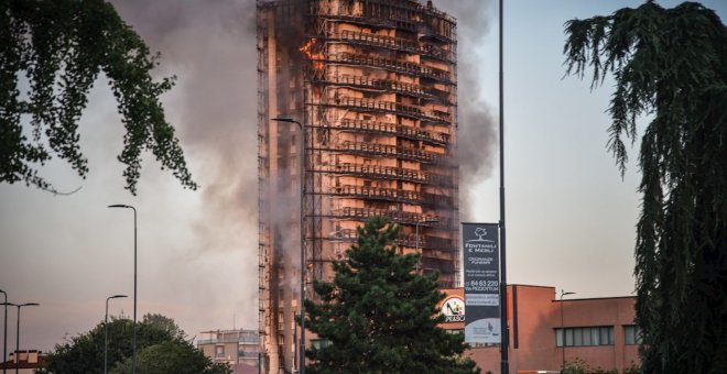 El fuego devora un rascacielos de 20 plantas en Milán