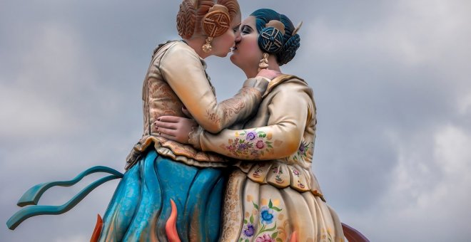 El beso lésbico de dos falleras revive su protagonismo convertido en ninot