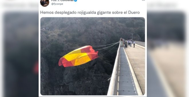 Vox cuelga una bandera de España en un puente y las bromas no tardan en llegar: "Es muy importante que los peces sepan dónde están"