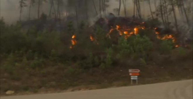 El incendio en Ribas de Sil se acerca peligrosamente a las zonas habitadas