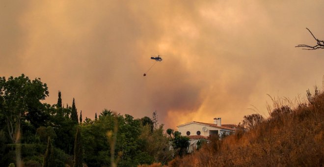 El incendio de Sierra Bermeja en el que ha muerto un bombero arrasa ya 3.600 hectáreas
