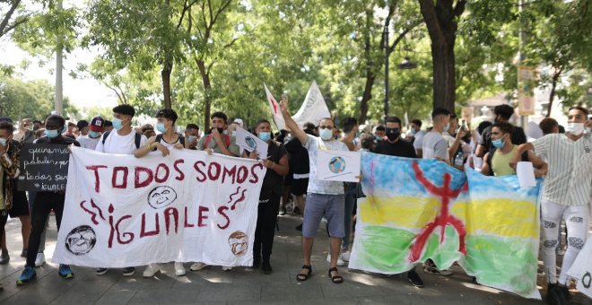 Cientos de personas se concentran ante el Ministerio del Interior para exigir una reforma del Reglamento de Extranjería