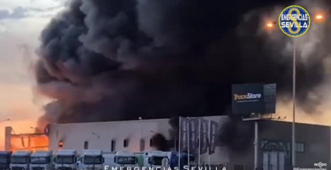 Un aparatoso incendio se desata en un polígono de Sevilla