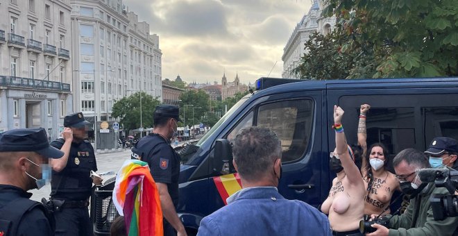 Activistas de Femen protestan contra la homofobia frente al Congreso
