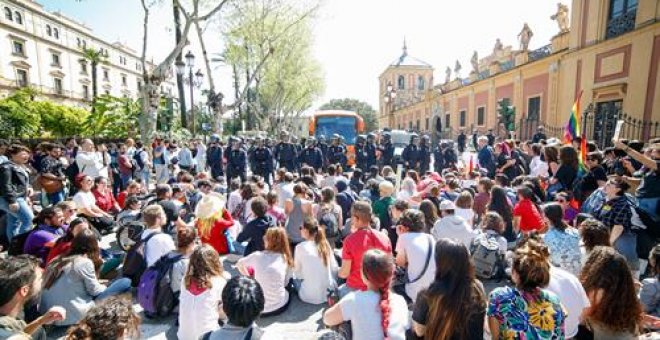 Colectivos trans se movilizan contra la petición de cárcel de la Fiscalía a los nueve jóvenes que pararon el bus de Hazte Oír