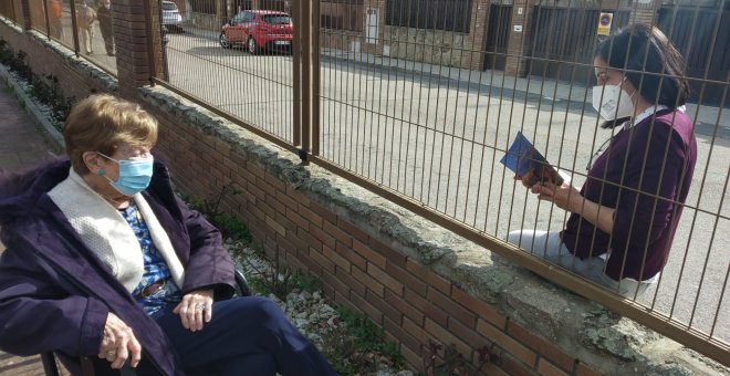 Lecturas solidarias: voluntarios leen cuentos a los mayores en residencias para que escapen de la soledad