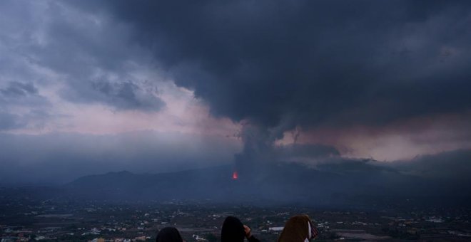 La nube de dióxido de azufre del volcán de La Palma entrará en la península por Murcia y el País Valencià