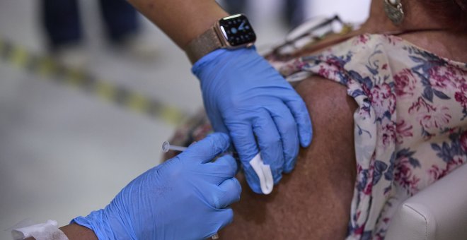 La incidencia cae hasta los 74 casos y España supera los 86.000 fallecidos por la covid-19 desde el inicio de la pandemia