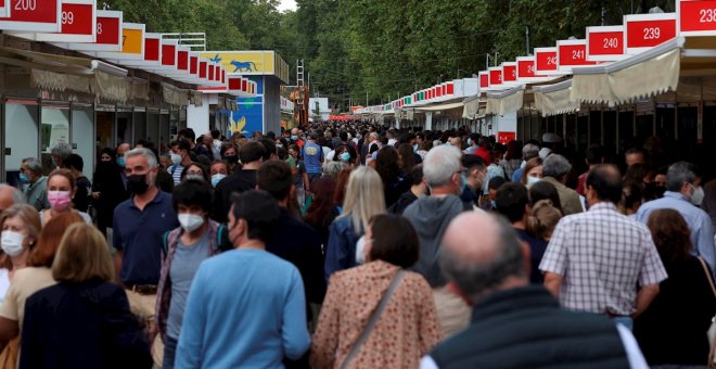 Dedicatorias a perros y en pechos, bizcochos-penes y otras risas en la Feria del Libro de Madrid