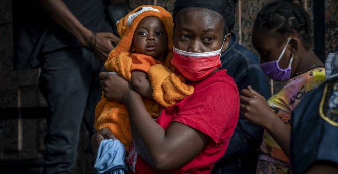 Desmantelado un campamento con migrantes haitianos bajo un puente en la frontera de Estados Unidos