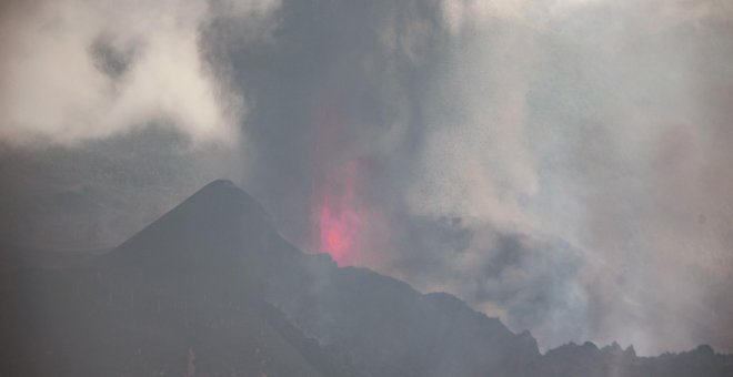 El cono del volcán en erupción de La Palma se rompe por la parte suroeste y desata una colada enorme