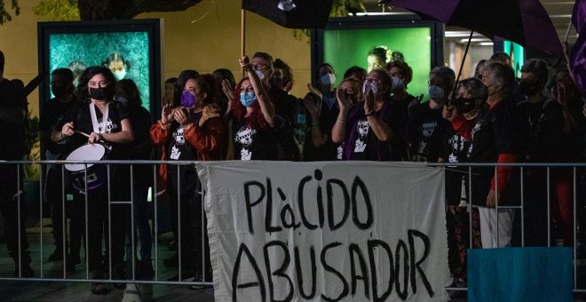 "No se puede amparar desde lo público": medio centenar de personas protestan contra la actuación de Plácido Domingo en Mérida