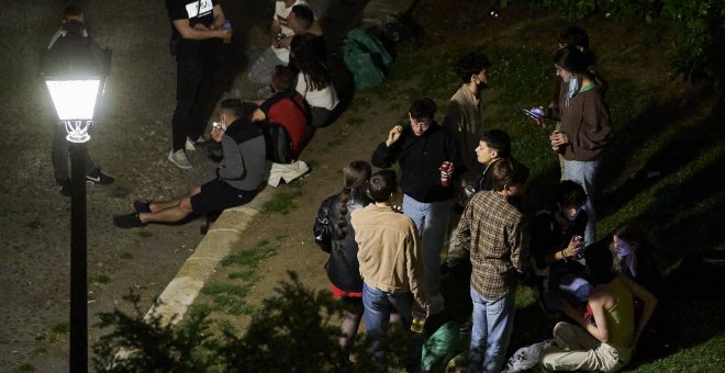 Cientos de jóvenes se concentran haciendo botellón en Madrid, muchos sin mascarilla y sin respetar la distancia