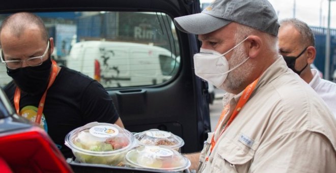 Cachondeo en redes por esta noticia del chef José Andrés repartiendo ropa vieja: "Lloro mucho... bendita ignorancia"