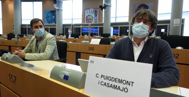 Puigdemont vuelve a Bruselas y confirma que declarará en persona en Cerdeña
