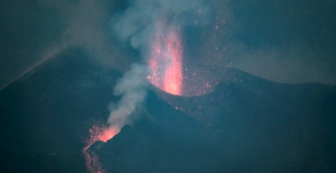 El volcán de La Palma se reactiva tras "una fase de descanso" que podría haber desplazado el magma hacia el sur de la isla