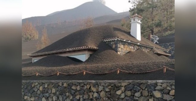 La impactante imagen viral de una casa cubierta por la ceniza del volcán de La Palma