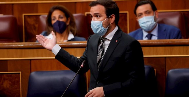 Alberto Garzón lanza una pregunta en Twitter sobre los diputados del PP y los tuiteros le responden