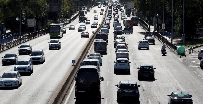 Se complica el tráfico en las carreteras en el primer puente sin apenas restricciones