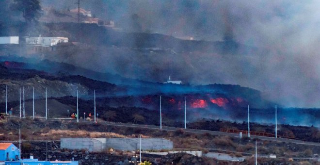 El cono del volcán de La Palma sufre un derrumbe parcial en la cara norte y las coladas causan nuevos daños