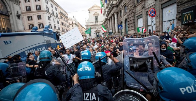 Una manifestación neofascista en Roma lanza bombas de humo contra la sede del Gobierno y asalta un sindicato