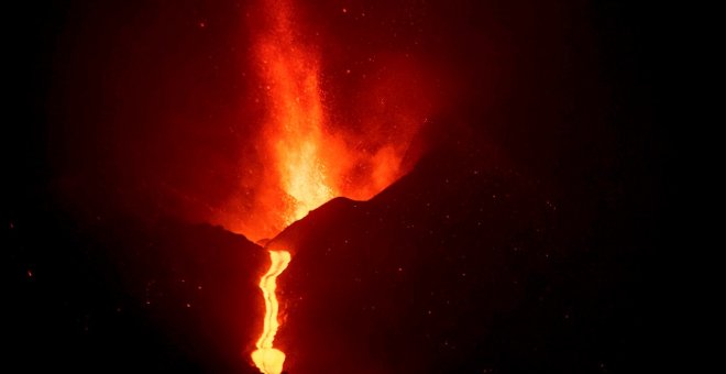 La colada liberada al derrumbarse el cono del volcán de La Palma lleva bloques de tamaño de casas de tres pisos