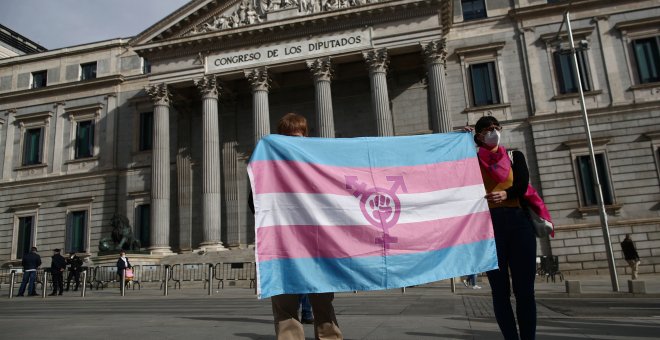 El PSOE respalda la ley trans, pero las críticas denuncian: "Nos han hurtado el debate sobre el cambio registral de sexo"