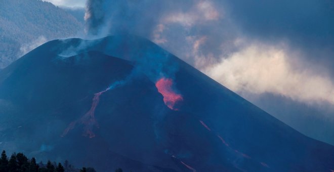 El cono del volcán de La Palma se rompe y provoca más desbordamientos de lava
