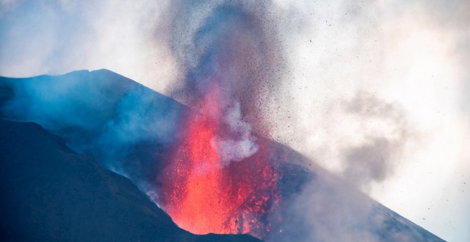 La actividad del volcán de La Palma no cesa y se registra una fuente de lava de 600 metros de altura
