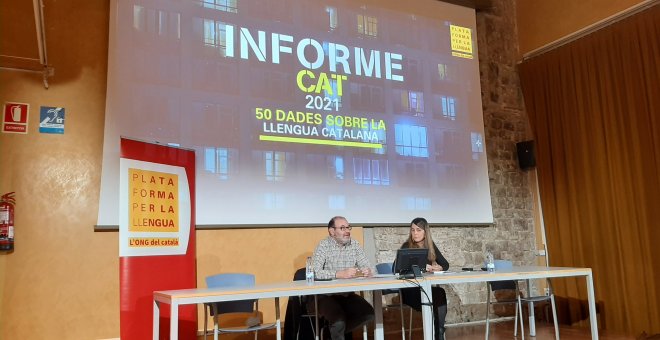 8 de cada 10 catalanoparlants canvien de llengua quan els parlen en castellà, segons l'InformeCAT 2021