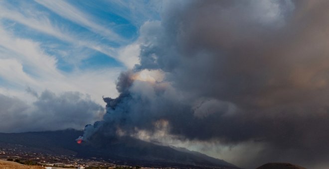 Las coladas de lava ganan altura mientras continúa la actividad sísmica en La Palma