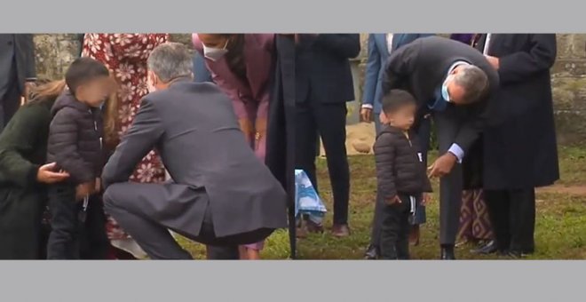 El rey Felipe VI fracasa estrepitosamente intentando animar a un niño enfadado