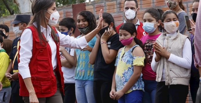 El polémico chaleco humanitario de la reina Letizia en Paraguay, asunto de Estado: "Merecíamos uno de sus vestiditos"