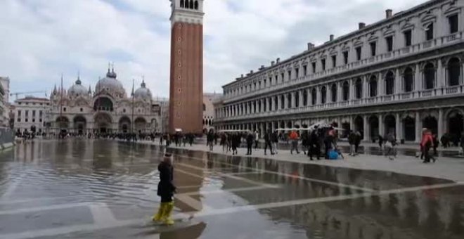 El "acqua alta" llena de agua la Plaza de San Marcos en Venecia
