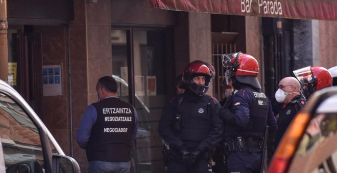 Detenido el hombre atrincherado durante cuatro horas en un bar de Barakaldo tras agredir a su dueña y a un cliente