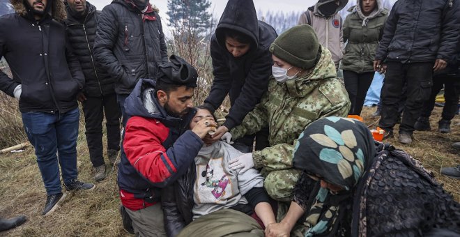 La ayuda humanitaria llega a las fronteras de Polonia y Lituania, pero la mayoría de los migrantes requieren atención médica