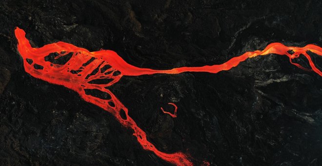 La lava del volcán de La Palma ocupa casi 41 hectáreas desde la orilla y avanza sobre el mar