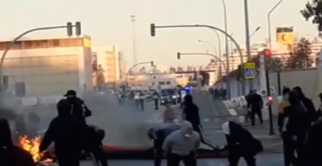 Piquetes y antidisturbios intercambian lanzamientos de piedras y pelotas de goma en las protestas de Navantia en Cádiz