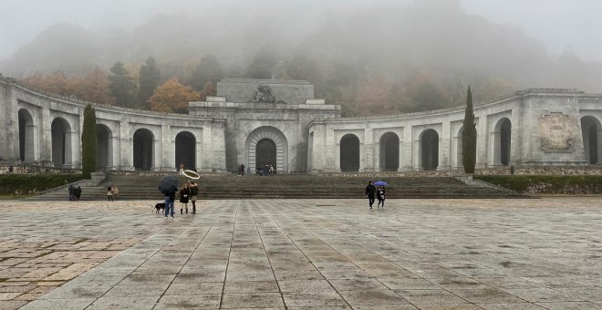 Una concentración antifranquista pide frente a Cuelgamuros "su reconversión en un memorial democrático y antifascista"