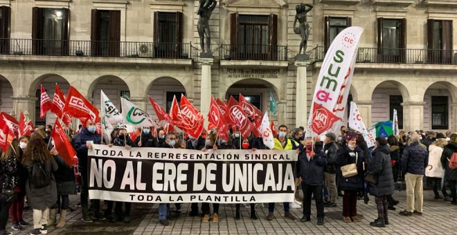 La plantilla de Unicaja se concentra contra el ERE y se encamina a la huelga