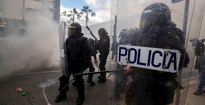 El vídeo de una carga policial en Cádiz que se ha hecho viral (y el esclarecedor momento previo)