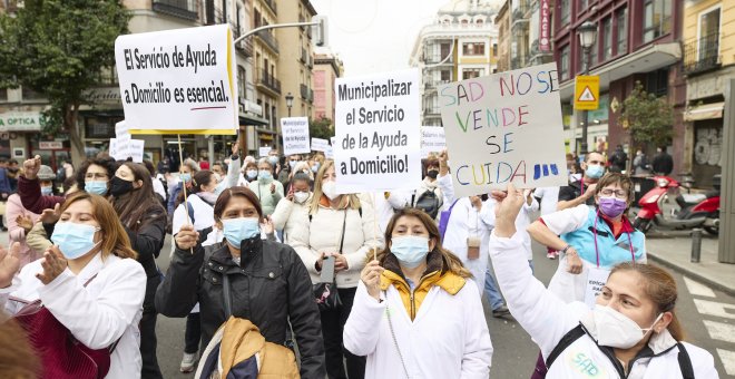 Las cuidadoras se manifiestan por sus condiciones laborales: "Las enfermedades que padecemos no están consideradas como tal"