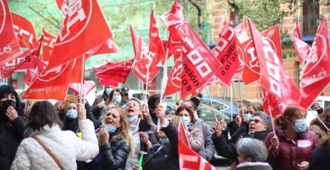 Las trabajadoras de limpieza de los hospitales denuncian el abandono del Gobierno de Ayuso