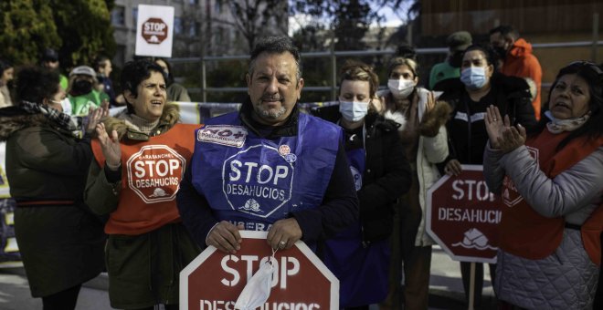 Acampada frente a la sede de un fondo buitre contra su noveno intento de desahucio