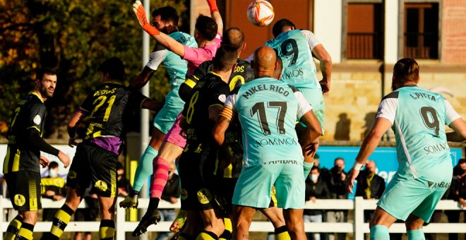 El CD Cayón cae contra el Huesca en una tarde histórica en el Fernando Astobiza