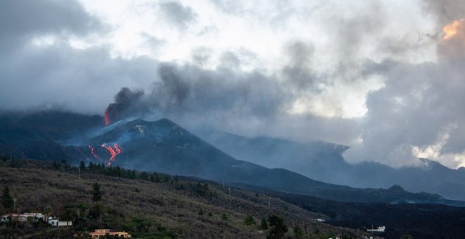 El nuevo cono del volcán concentra toda la actividad eruptiva pero no se descarta que pueda volver a salir lava del principal
