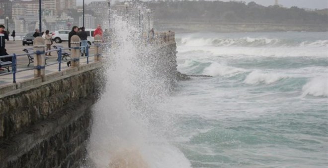 Santander activa el dispositivo preventivo por temporal en la costa